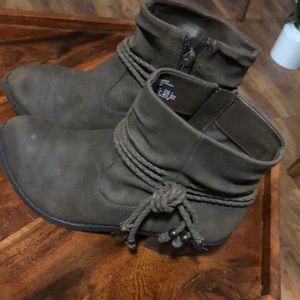 Girls Taupe colored boots